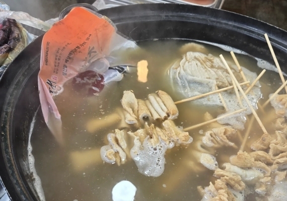 "어묵탕에 웬 비닐, 환경호르몬 걱정"…부산 '고분축제' 위생 논란