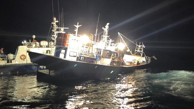 해경, 속초로 귀항 중 어선 침수 사고…승선원 8명 전원 구조
