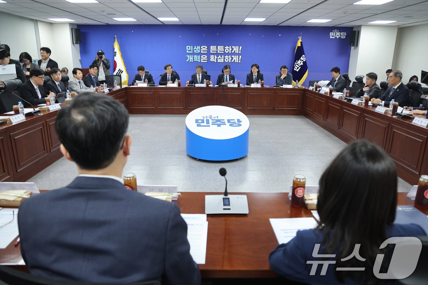 본문 이미지 - 6일 서울 여의도 국회 의원회관에서 더불어민주당 중동전쟁 경제대응특별위원회 2차 회의가 열리고 있다. 2026.4.6 ⓒ 뉴스1 신웅수 기자