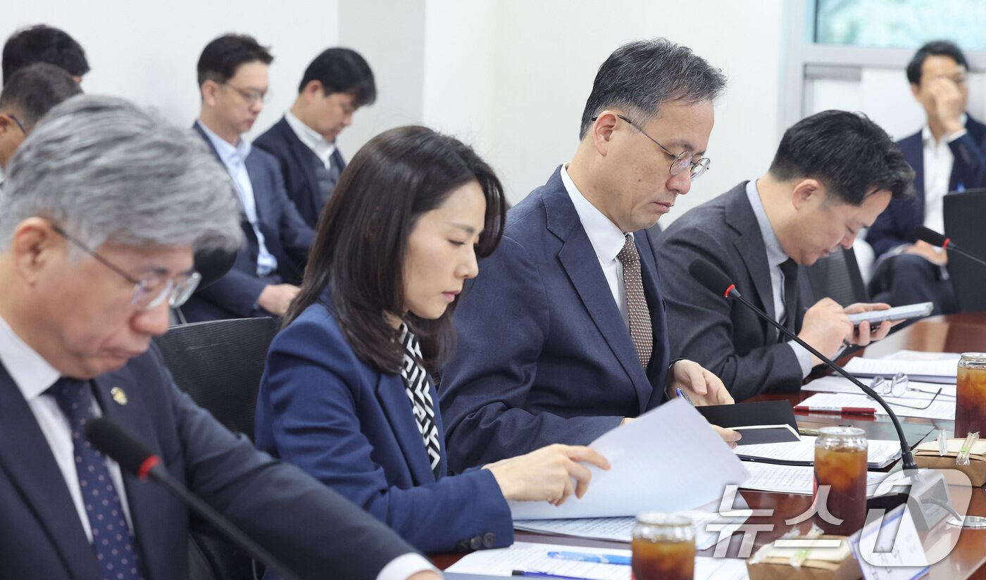 본문 이미지 - 이형일 재정경제부 1차관과 김진아 외교부 2차관 등이 6일 서울 여의도 국회 의원회관에서 열린 더불어민주당 중동전쟁 경제대응특별위원회 2차 회의에서 자료를 살펴보고 있다. 2026.4.6 ⓒ 뉴스1 신웅수 기자