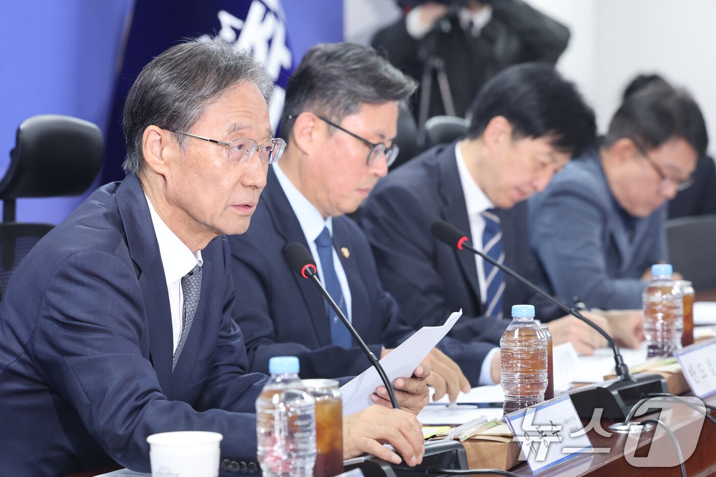 본문 이미지 - 유동수 위원장이 6일 서울 여의도 국회 의원회관에서 열린 더불어민주당 중동전쟁 경제대응특별위원회 2차 회의에서 발언하고 있다. 2026.4.6 ⓒ 뉴스1 신웅수 기자