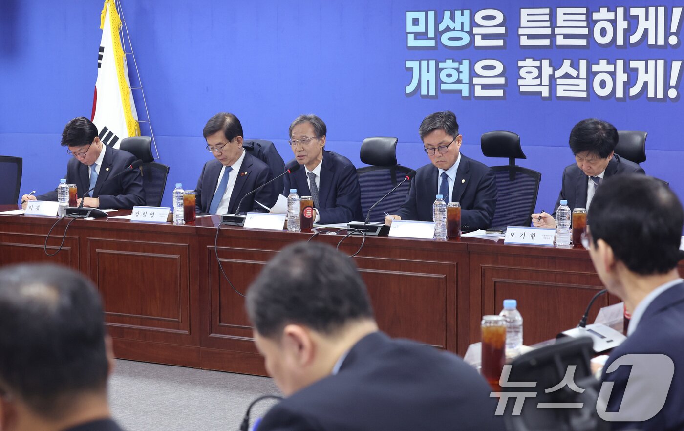 본문 이미지 - 유동수 위원장이 6일 서울 여의도 국회 의원회관에서 열린 더불어민주당 중동전쟁 경제대응특별위원회 2차 회의에서 발언하고 있다. 2026.4.6 ⓒ 뉴스1 신웅수 기자