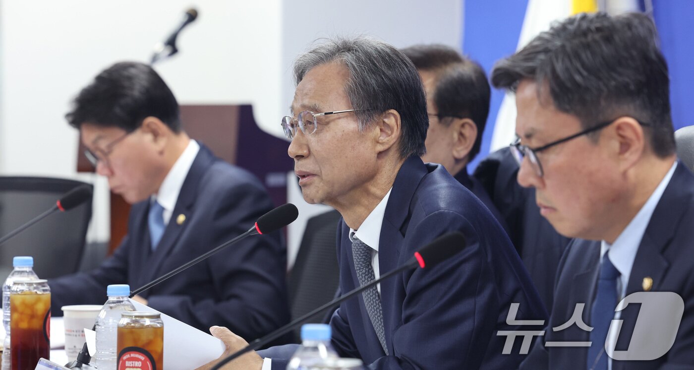 본문 이미지 - 유동수 위원장이 6일 서울 여의도 국회 의원회관에서 열린 더불어민주당 중동전쟁 경제대응특별위원회 2차 회의에서 발언하고 있다. 2026.4.6 ⓒ 뉴스1 신웅수 기자