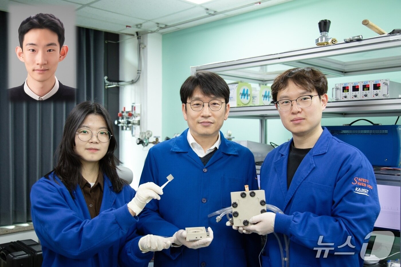 본문 이미지 - KAIST 화학과 연구팀. 왼쪽부터 박종혁 박사, 한윤경 석박사 통합과정생, 송현준 교수, 김성주 박사(KAIST 제공) /뉴스1