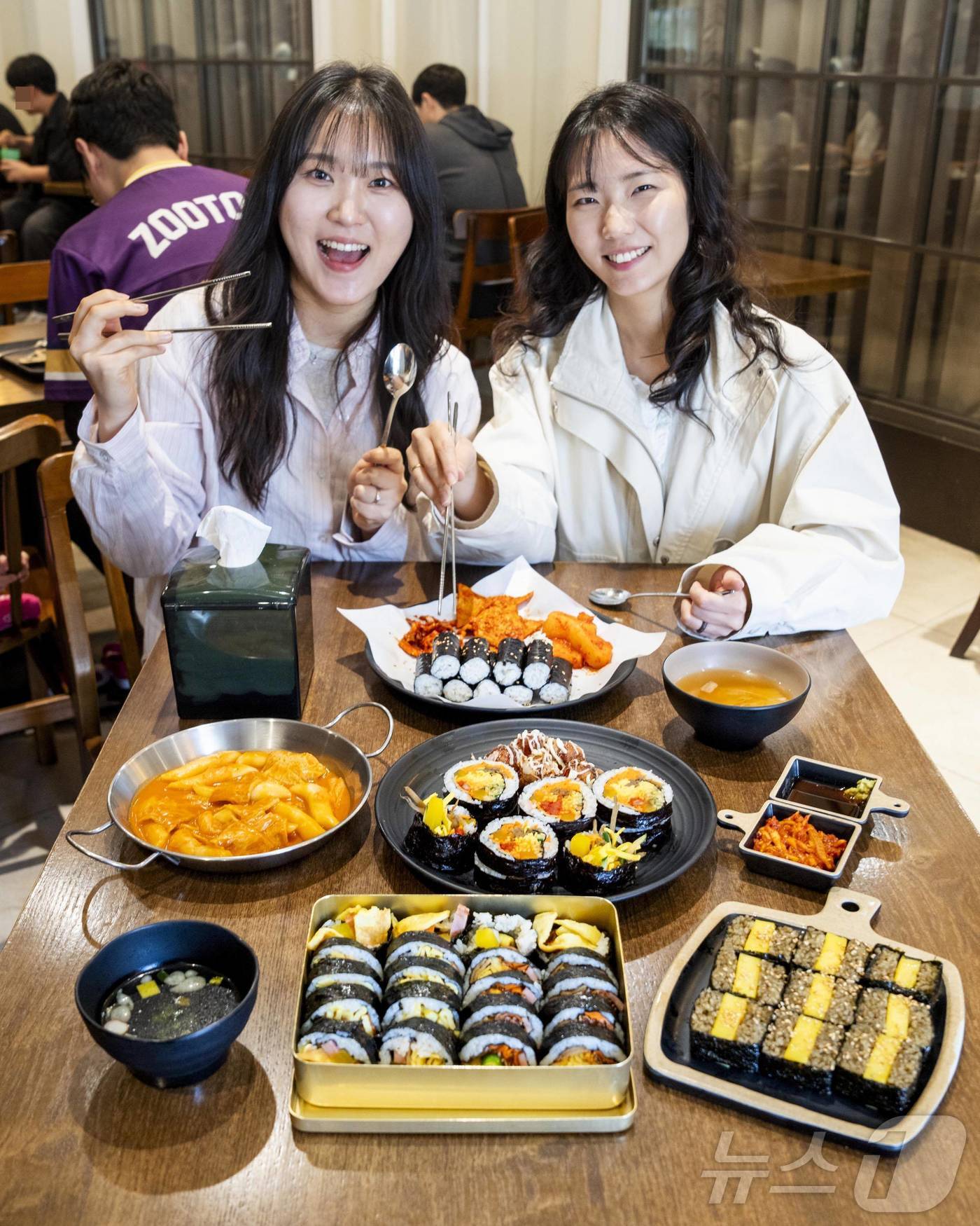 (서울=뉴스1) = 에버랜드가 봄나들이 시즌을 맞아 4월 한 달간 김밥과 감성 플리마켓을 중심으로 먹거리, 쇼핑, 체험을 아우르며 따뜻한 봄의 분위기를 즐길 수 있는 \'봄을 말아 …