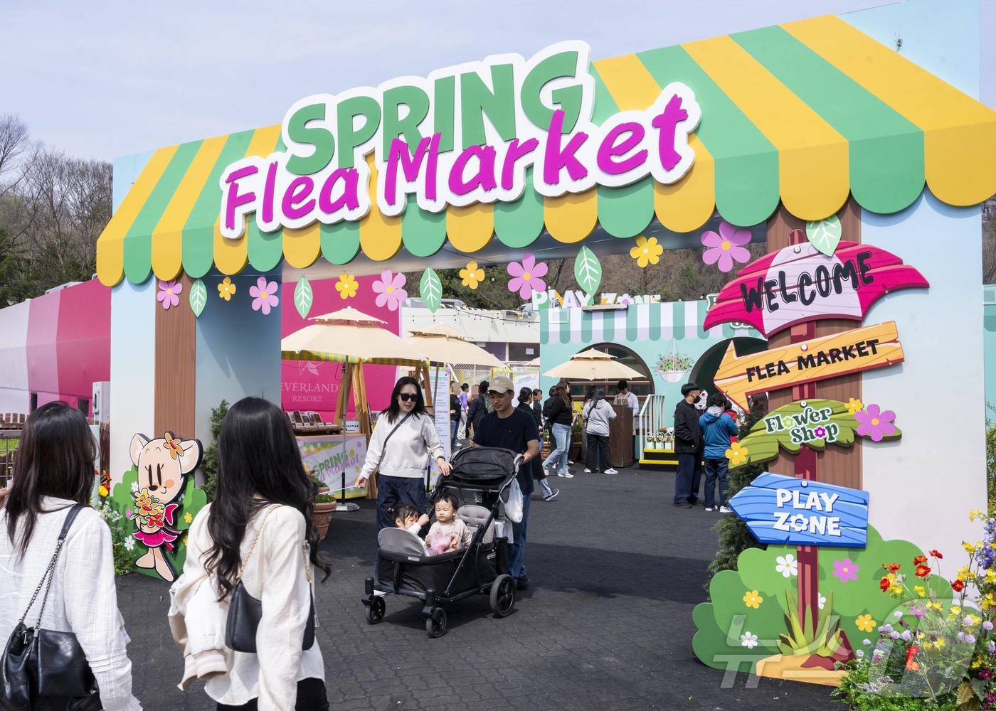 (서울=뉴스1) = 에버랜드가 봄나들이 시즌을 맞아 4월 한 달간 김밥과 감성 플리마켓을 중심으로 먹거리, 쇼핑, 체험을 아우르며 따뜻한 봄의 분위기를 즐길 수 있는 \'봄을 말아 …