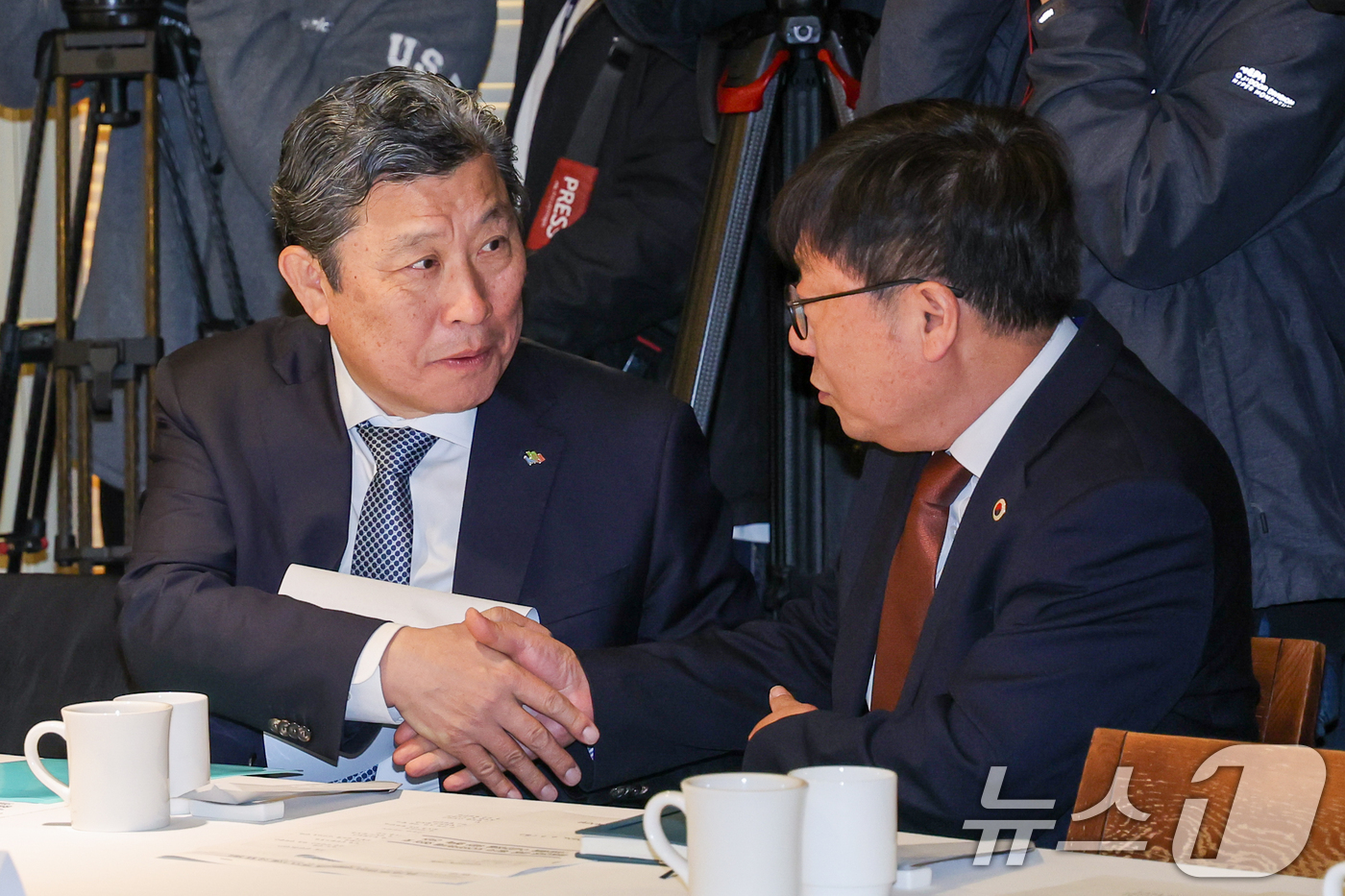 (서울=뉴스1) 안은나 기자 = 이성규 대한병원협회장(왼쪽)과 박명하 대한의사협회 상근부회장이 6일 오전 서울 중구 컨퍼런스하우스 달개비에서 보건복지부 주최로 열린 중동전쟁 대응 …