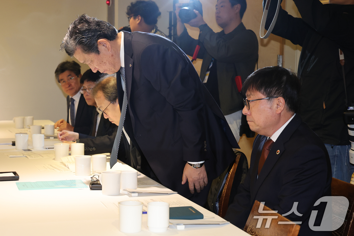 (서울=뉴스1) 안은나 기자 = 이성규 대한병원협회장이 6일 오전 서울 중구 컨퍼런스하우스 달개비에서 보건복지부 주최로 열린 중동전쟁 대응 제2차 보건의약단체 회의에 참석해 인사하 …