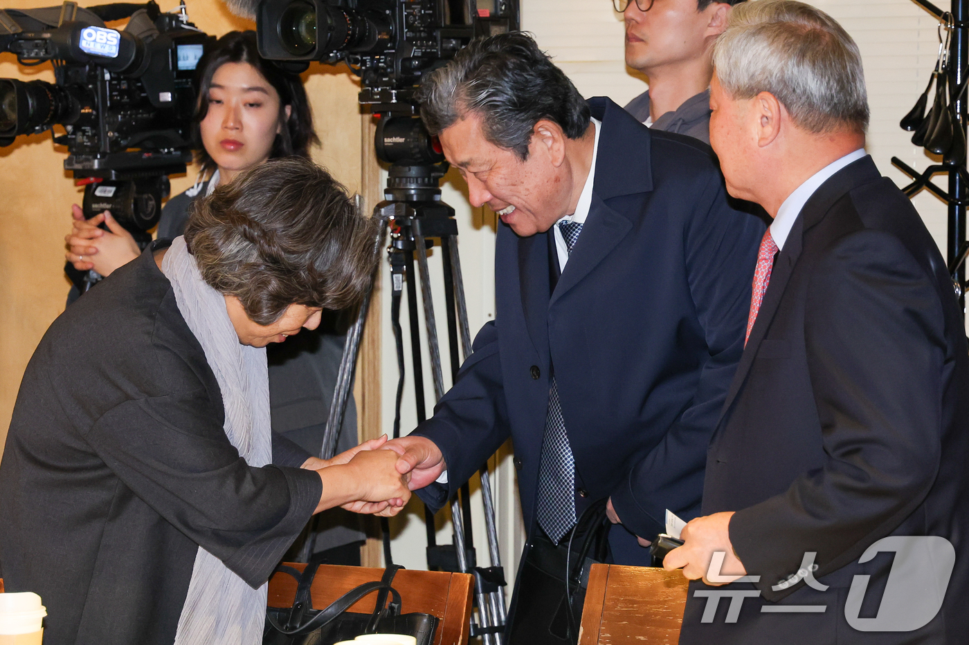 (서울=뉴스1) 안은나 기자 = 이성규 대한병원협회장이 6일 오전 서울 중구 컨퍼런스하우스 달개비에서 보건복지부 주최로 열린 중동전쟁 대응 제2차 보건의약단체 회의에 참석해 신경림 …