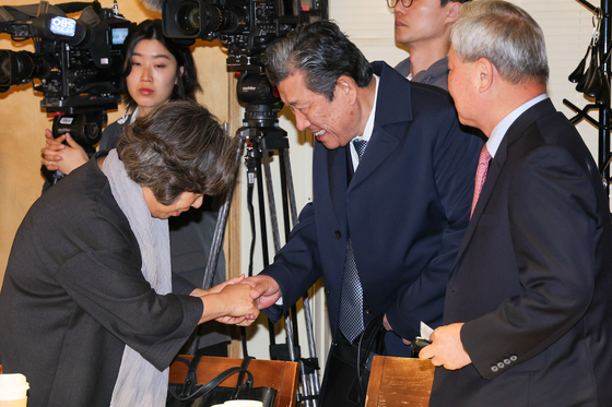 인사 나누는 이성규·신경림 회장