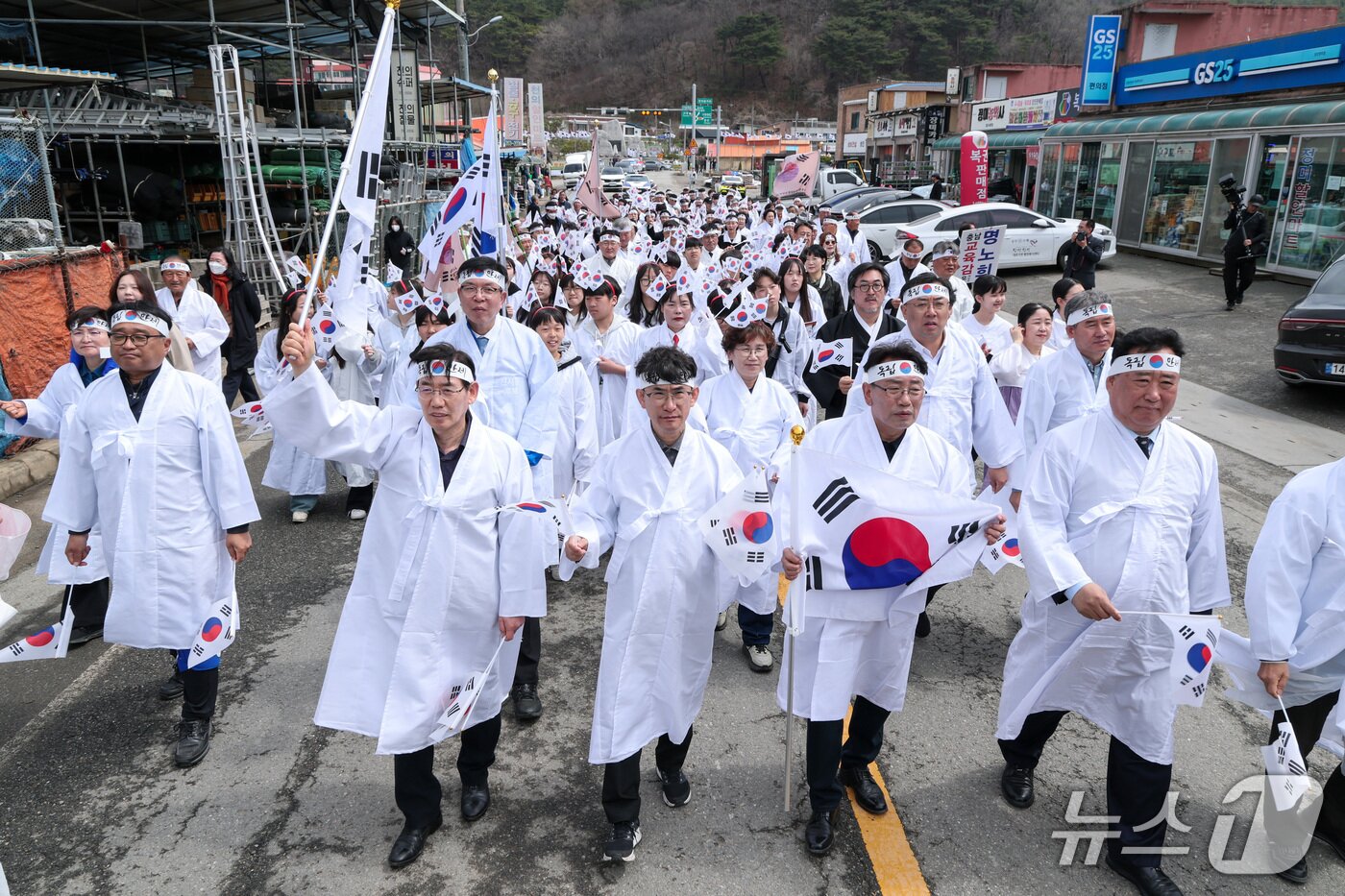 본문 이미지 - 만세운동 재현 행진 모습(당진시 제공. 재판매 및 DB금지)2026.4.6/뉴스1