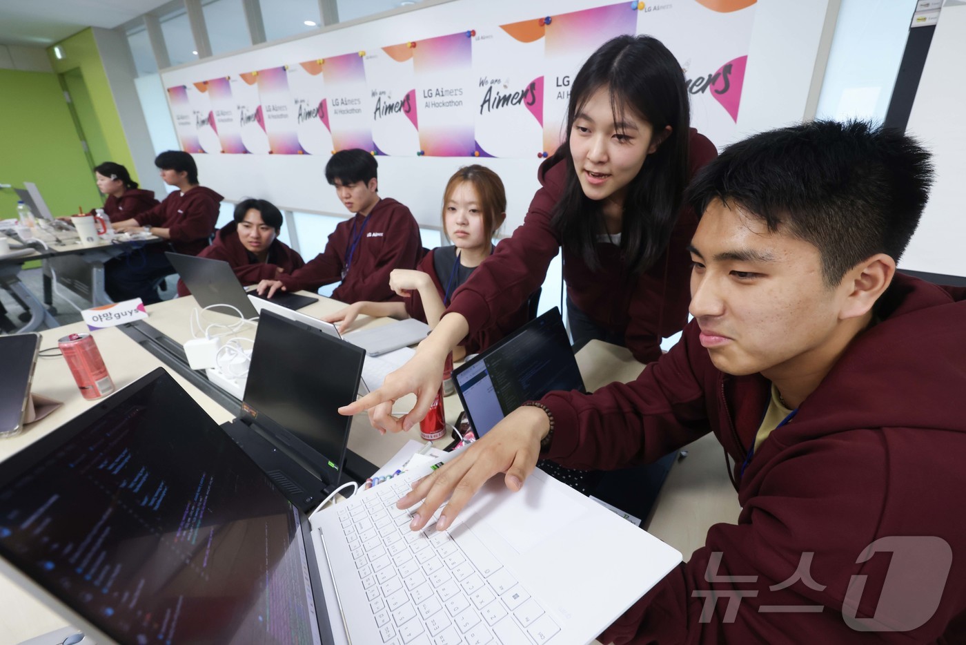 (서울=뉴스1) = LG가 지난 4일부터 1박 2일 일정으로 경기도 이천 LG인화원에서 AI 기술로 산업 난제를 해결하는 실전형 프로그램 ‘LG 에이머스 해커톤’을 열었다고 6일 …