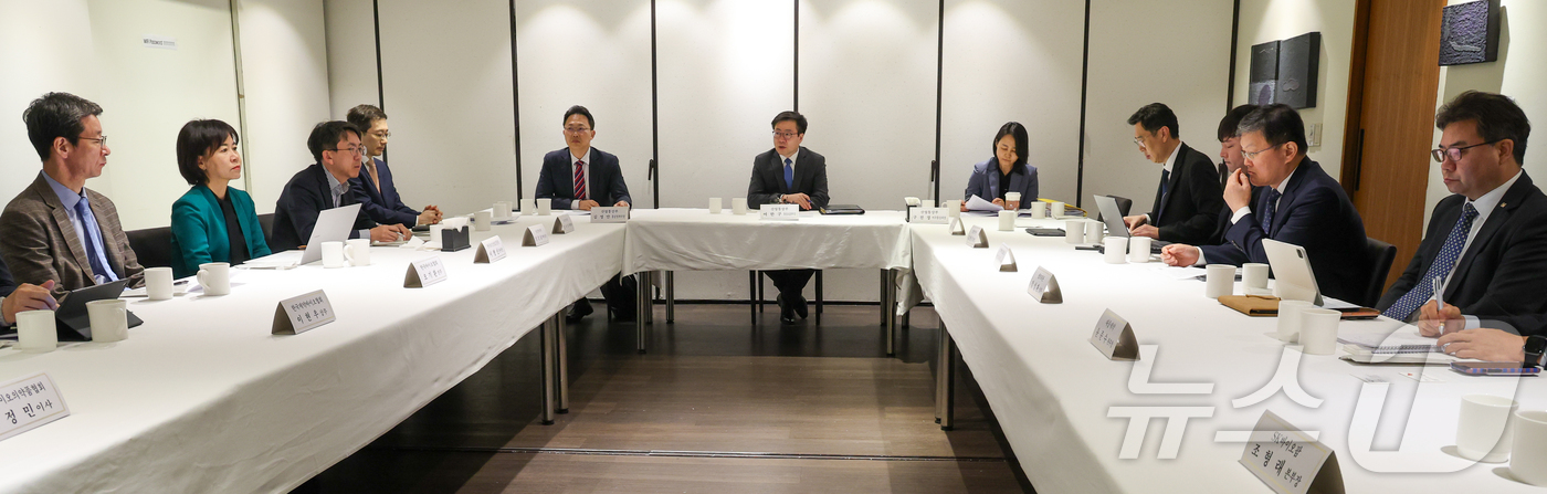 (서울=뉴스1) 안은나 기자 = 여한구 산업통상부 통상교섭본부장이 6일 오전 서울 중구 컨퍼런스하우스 달개비에서 열린 '미국의 232조 관세 대응을 위한 의약품 수출기업 긴급 간담 …