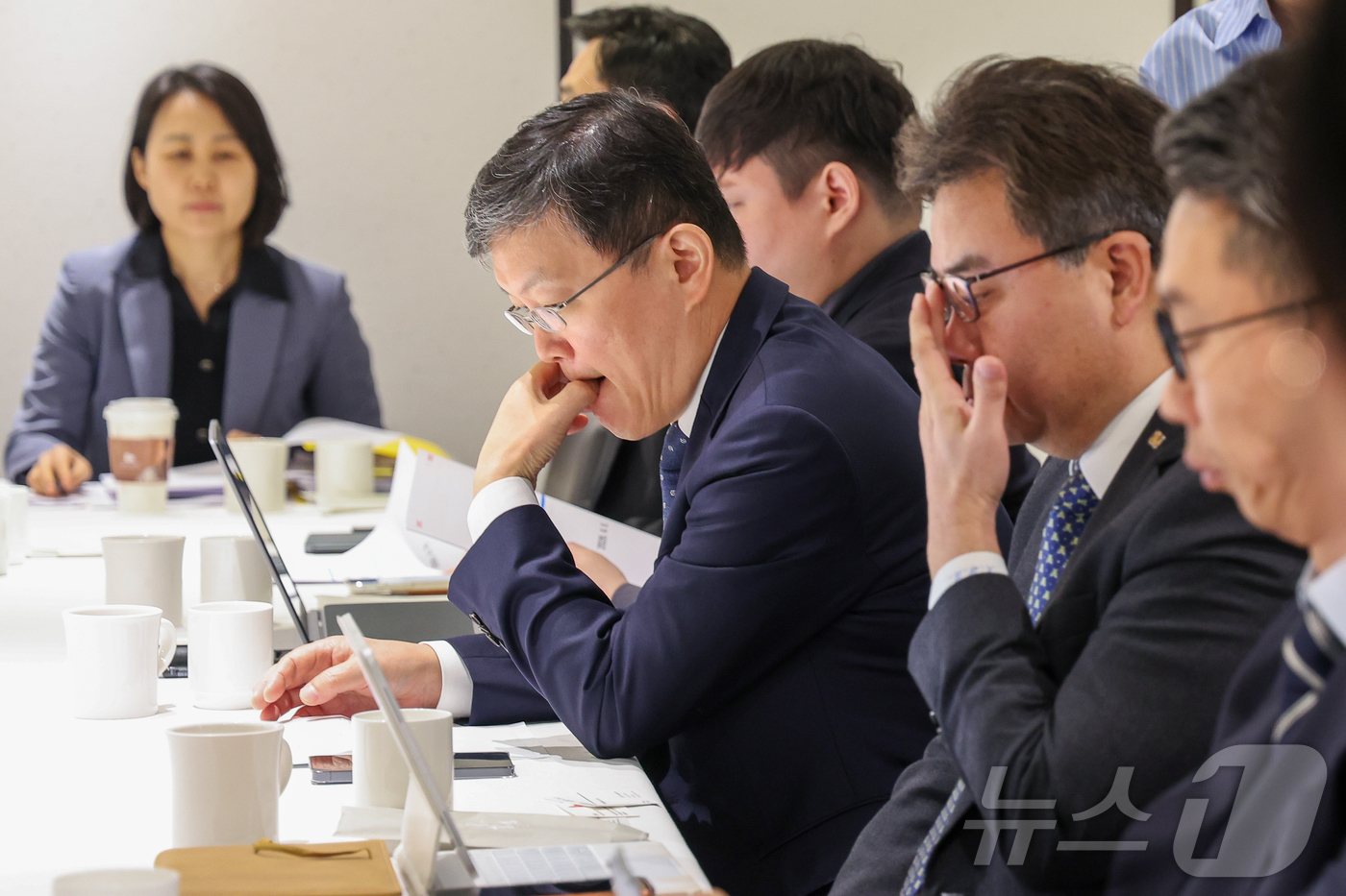 (서울=뉴스1) 안은나 기자 = 윤준수 대웅제약 본부장(오른쪽부터), 강성환 셀트리온 상무, 김동중 삼성바이오로직스 부사장이 6일 오전 서울 중구 컨퍼런스하우스 달개비에서 산업통상 …