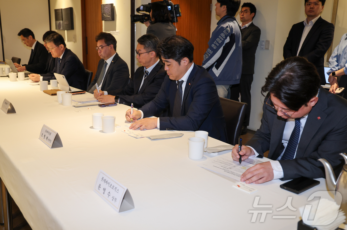 (서울=뉴스1) 안은나 기자 = 윤영수 롯데바이오로직스 상무(오른쪽부터), 조형래 SK바이오팜 본부장, 윤준수 대웅제약 본부장, 강성환 셀트리온 상무, 김동중 삼성바이오로직스 부사 …