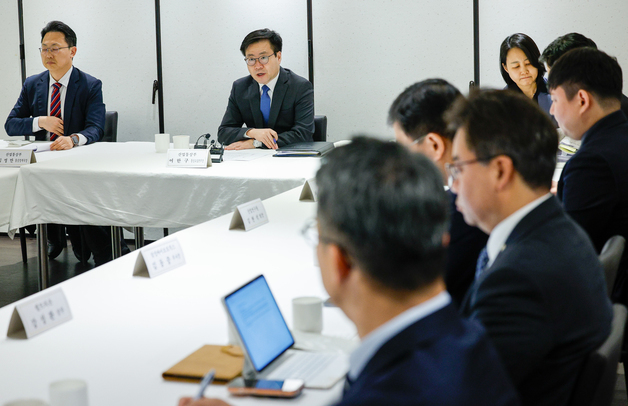 美 232조 관세 발표, 의약품 업계 만난 여한구 본부장