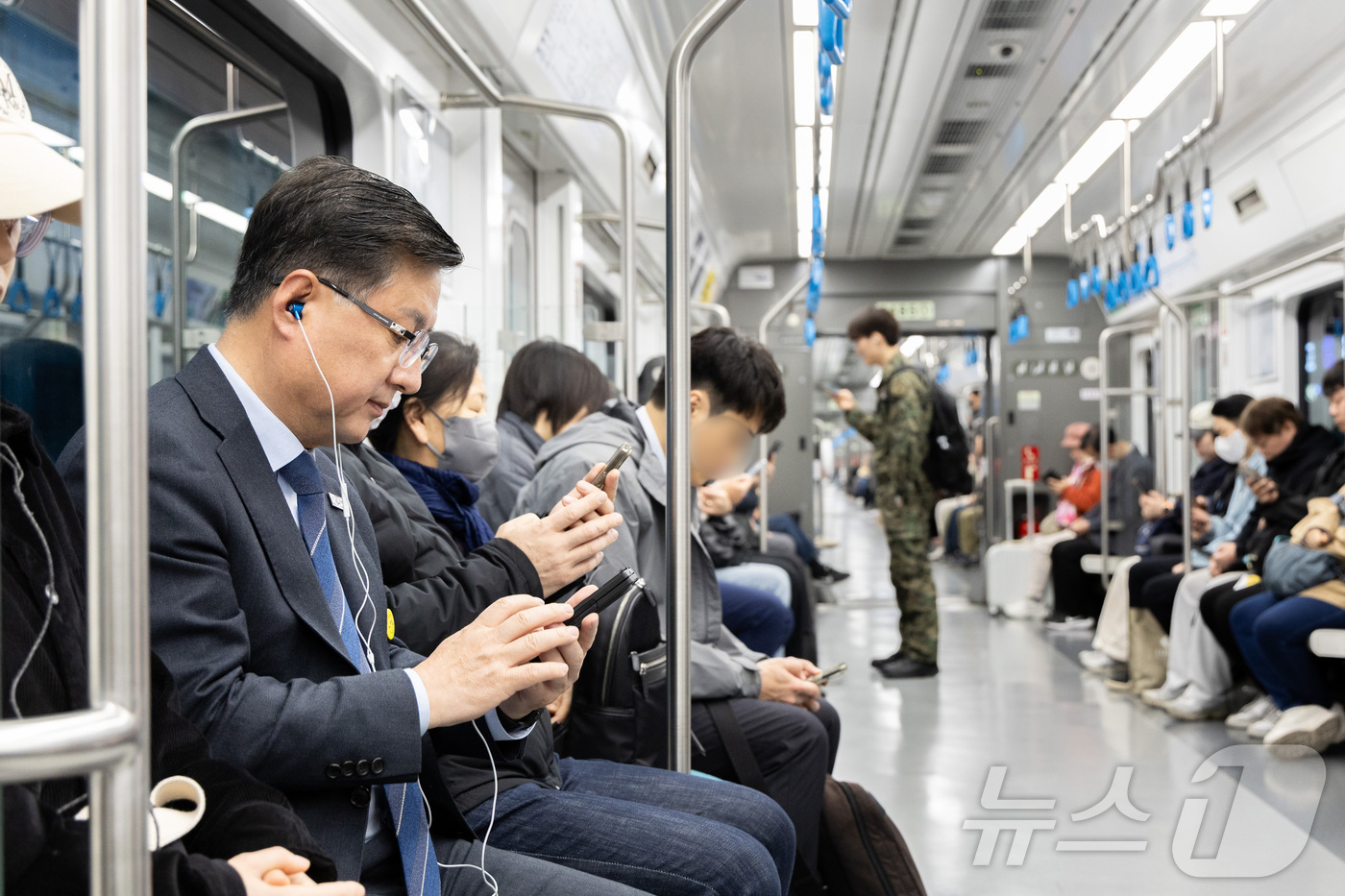 (서울=뉴스1) = 김성환 기후에너지환경부 장관이 6일 오전 자택에서 정부서울청사까지 지하철을 이용한 출근으로 에너지절약 국민행동에 동참하고 있다. (기후에너지환경부 제공. 재판매 …