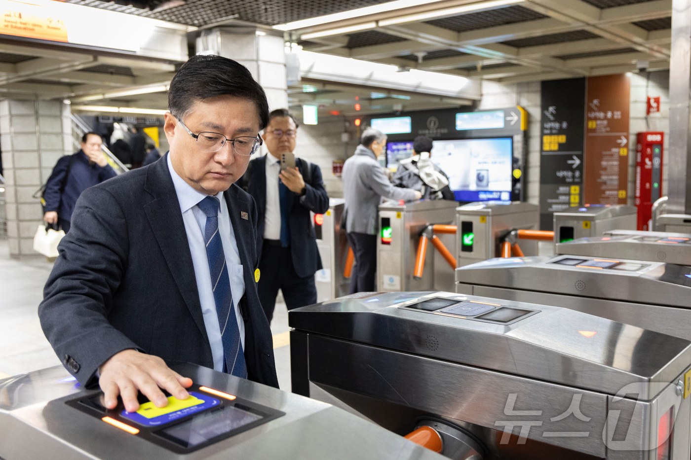 (서울=뉴스1) = 김성환 기후에너지환경부 장관이 6일 오전 자택에서 정부서울청사까지 지하철을 이용한 출근으로 에너지절약 국민행동에 동참하고 있다. (기후에너지환경부 제공. 재판매 …