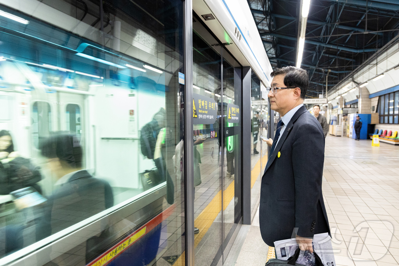 (서울=뉴스1) = 김성환 기후에너지환경부 장관이 6일 오전 자택에서 정부서울청사까지 지하철을 이용한 출근으로 에너지절약 국민행동에 동참하고 있다. (기후에너지환경부 제공. 재판매 …