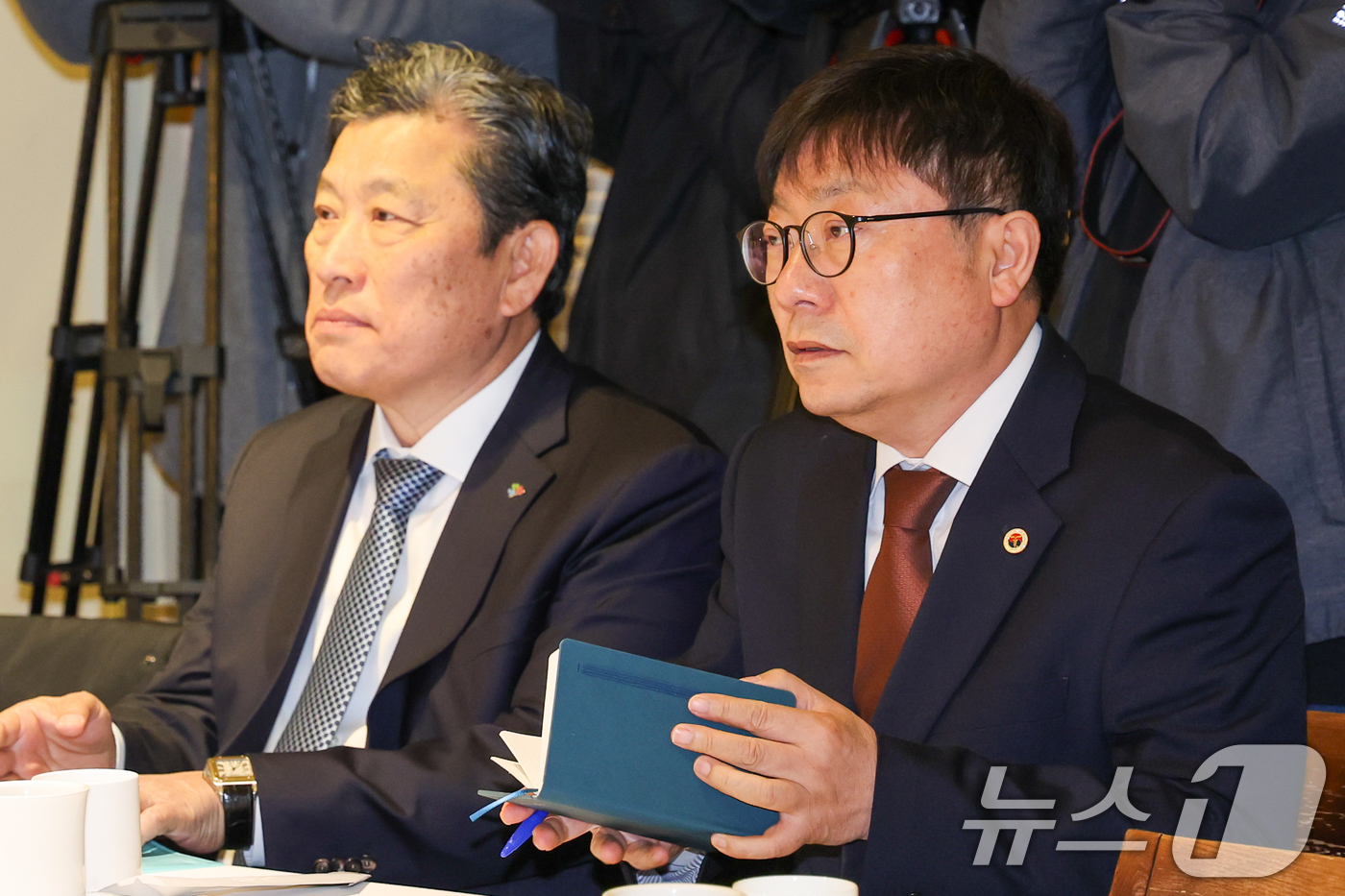 (서울=뉴스1) 안은나 기자 = 이성규 대한병원협회장(왼쪽)과 박명하 대한의사협회 상근부회장이 6일 오전 서울 중구 컨퍼런스하우스 달개비에서 보건복지부 주최로 열린 중동전쟁 대응 …