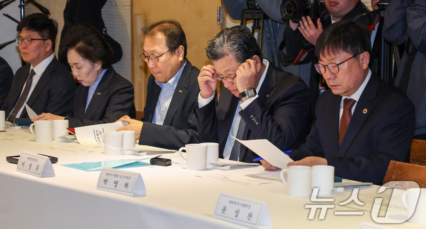 (서울=뉴스1) 안은나 기자 = 박명하 대한의사협회 상근부회장(오른쪽부터), 이성규 대한병원협회장, 마경화 대한치과의사협회 부회장, 권영희 대한약사회장이 6일 오전 서울 중구 컨퍼 …