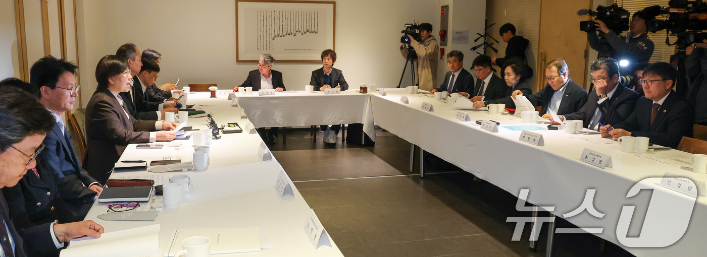 (서울=뉴스1) 안은나 기자 = 정은경 보건복지부 장관이 6일 오전 서울 중구 컨퍼런스하우스 달개비에서 열린 중동전쟁 대응 제2차 보건의약단체 회의에 참석해 모두 발언을 하고 있다 …