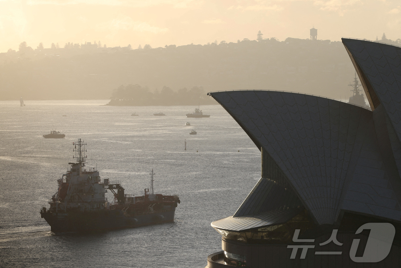 (시드니 로이터=뉴스1) 이창규 기자 = 3월 21일 석유 제품을 운반하는 유조선이 시드이 오페라하우스를 지나고 있다. 2026.3.28./뉴스1ⓒ 로이터=뉴스1