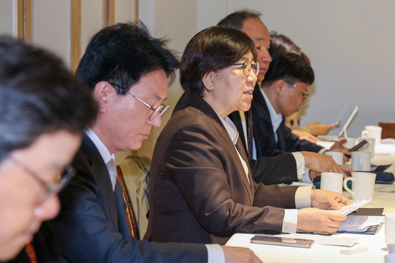 회의 주재하는 정은경 복지장관