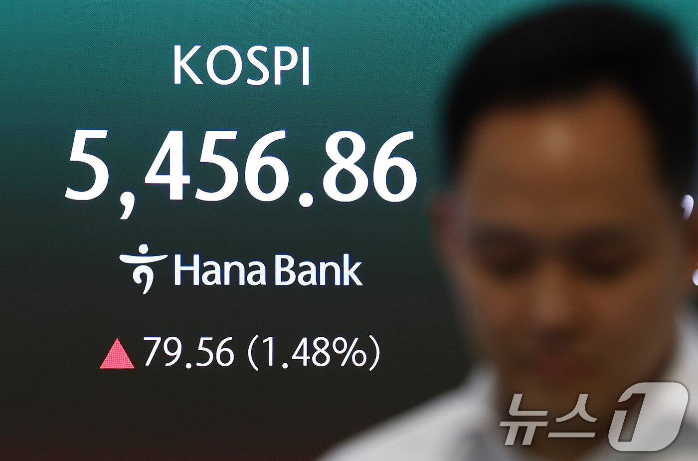 본문 이미지 - 6일 오전 서울 중구 하나은행 딜링룸 전광판에 코스피 지수 등이 나오고 있다.  2026.4.6 ⓒ 뉴스1 김민지 기자