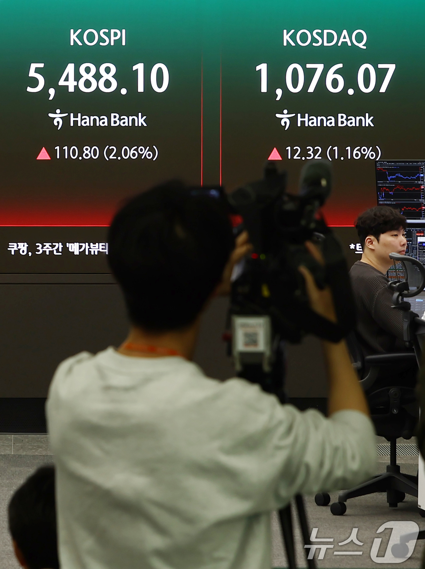 (서울=뉴스1) 김민지 기자 = 6일 오전 서울 중구 하나은행 딜링룸에서 취재진들이 증시 취재를 하고 있다.이날 코스피는 전 거래일(5377.30)보다 46.05포인트(0.86%) …