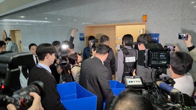 경찰, 김관영 도지사 '현금 살포 의혹' 전격 압수수색