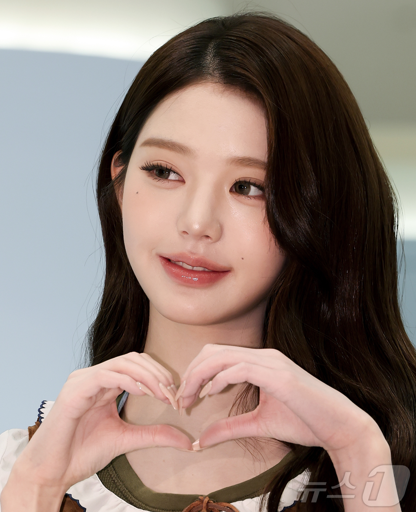 (서울=뉴스1) 김진환 기자 = 아이브 장원영이 6일 오전 서울 영등포구 여의도 더현대 서울에서 열린 미우미우 뷰티 팝업스토어 오픈 행사에 참석해 포즈를 취하고 있다. 2026.4 …