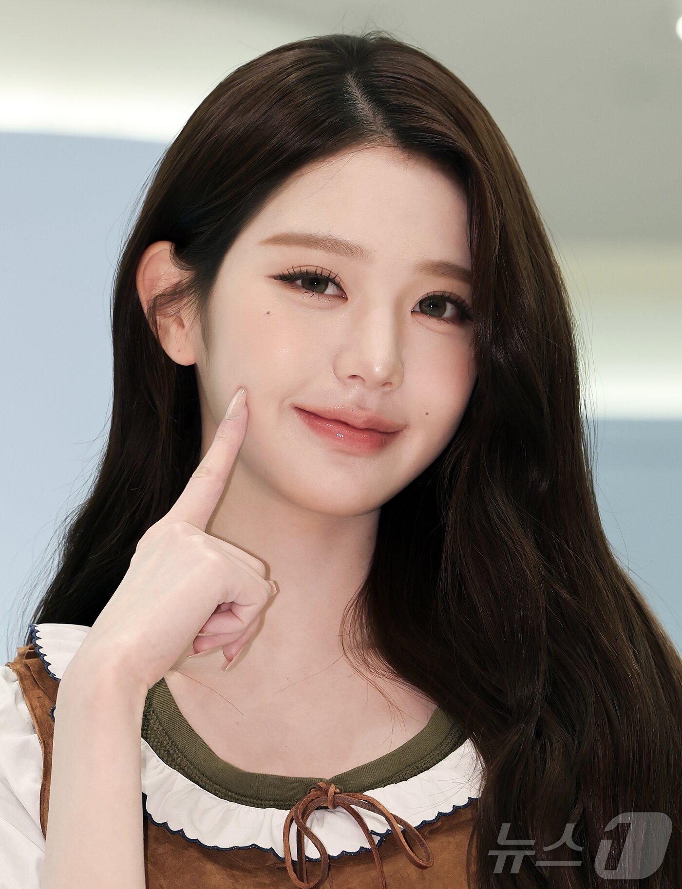 아이브 장원영, 사랑스럽게 볼 콕!