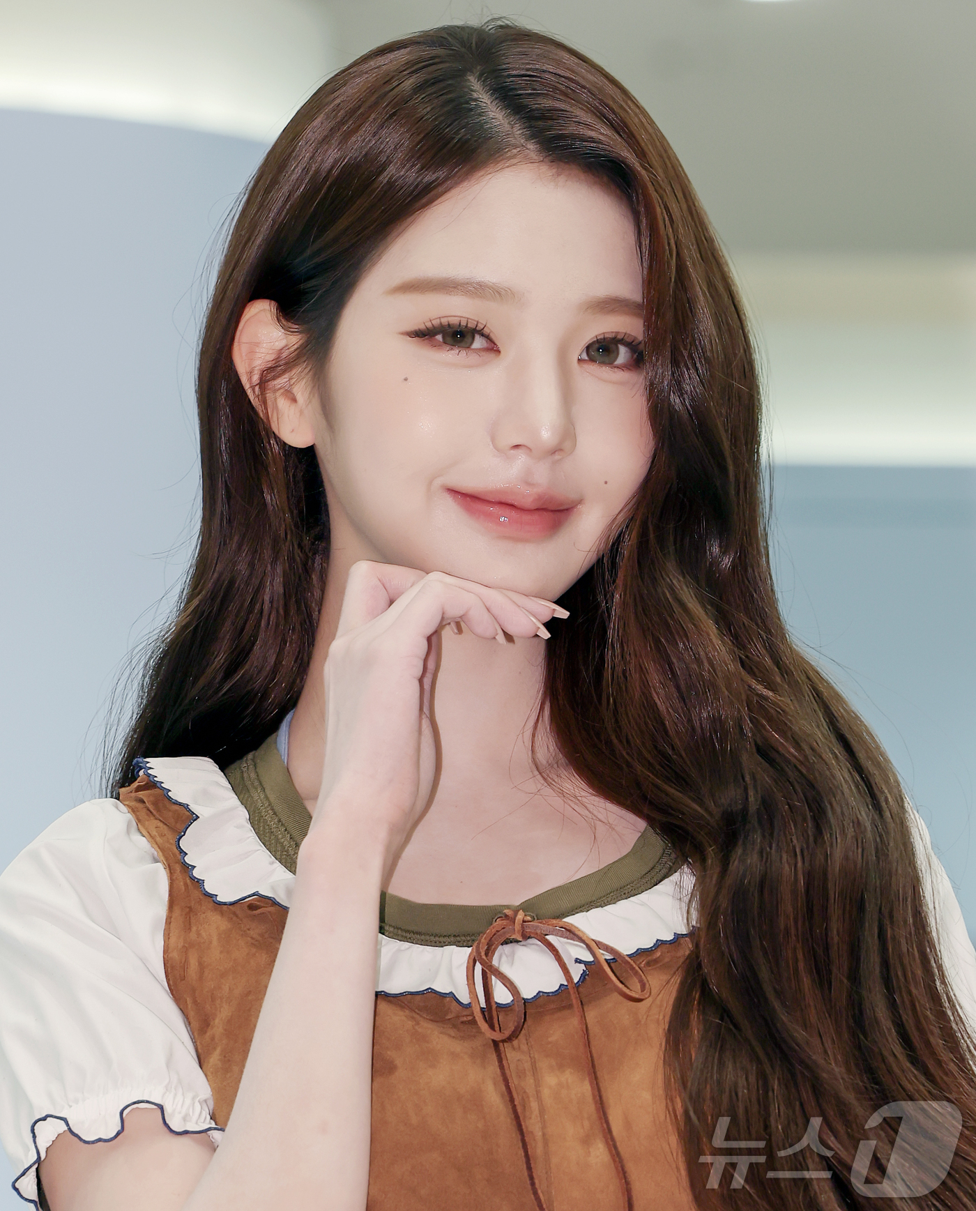 (서울=뉴스1) 김진환 기자 = 아이브 장원영이 6일 오전 서울 영등포구 여의도 더현대 서울에서 열린 미우미우 뷰티 팝업스토어 오픈 행사에 참석해 포즈를 취하고 있다. 2026.4 …