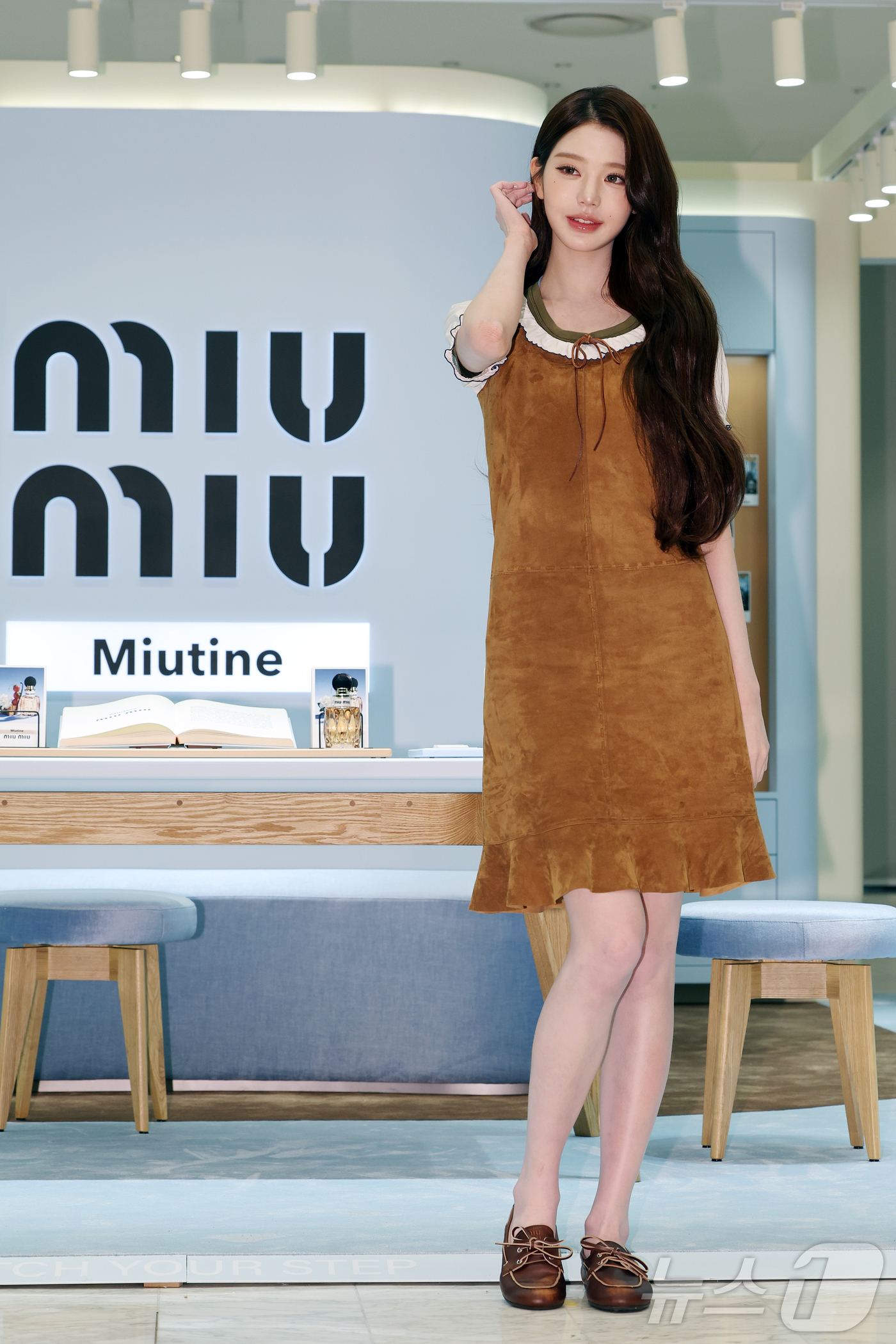 (서울=뉴스1) 김진환 기자 = 아이브 장원영이 6일 오전 서울 영등포구 여의도 더현대 서울에서 열린 미우미우 뷰티 팝업스토어 오픈 행사에 참석해 포즈를 취하고 있다. 2026.4 …