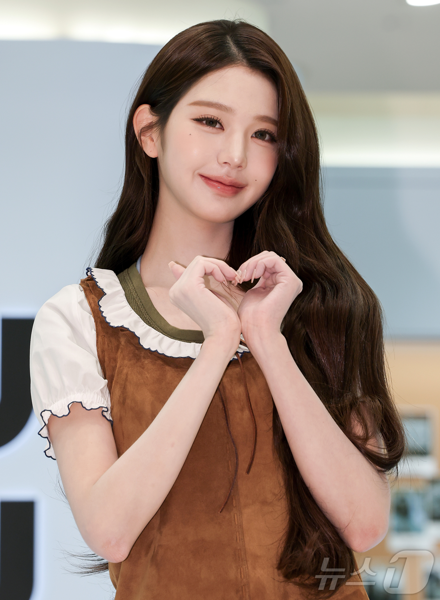 (서울=뉴스1) 김진환 기자 = 아이브 장원영이 6일 오전 서울 영등포구 여의도 더현대 서울에서 열린 미우미우 뷰티 팝업스토어 오픈 행사에 참석해 포즈를 취하고 있다. 2026.4 …