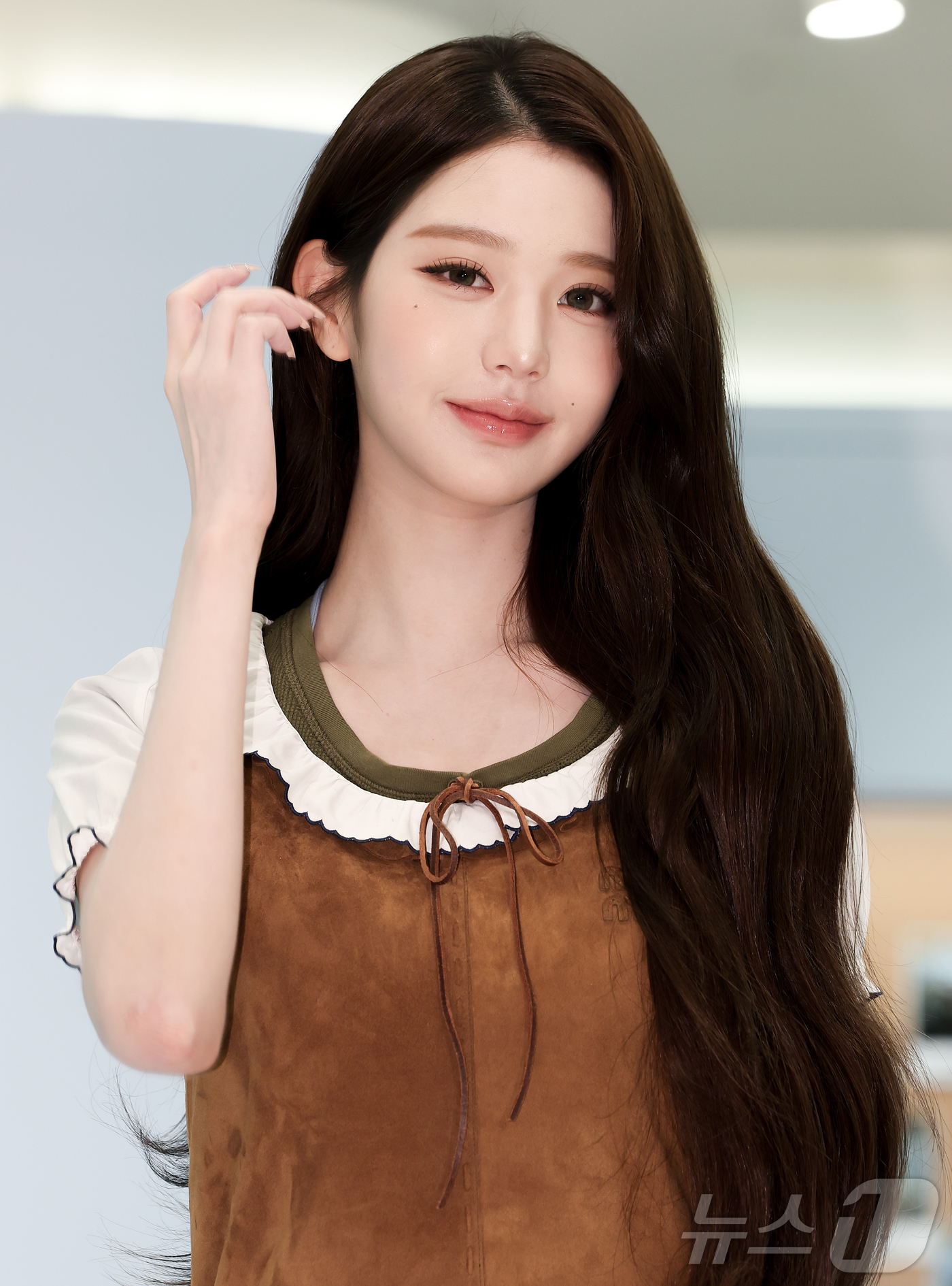 (서울=뉴스1) 김진환 기자 = 아이브 장원영이 6일 오전 서울 영등포구 여의도 더현대 서울에서 열린 미우미우 뷰티 팝업스토어 오픈 행사에 참석해 포즈를 취하고 있다. 2026.4 …