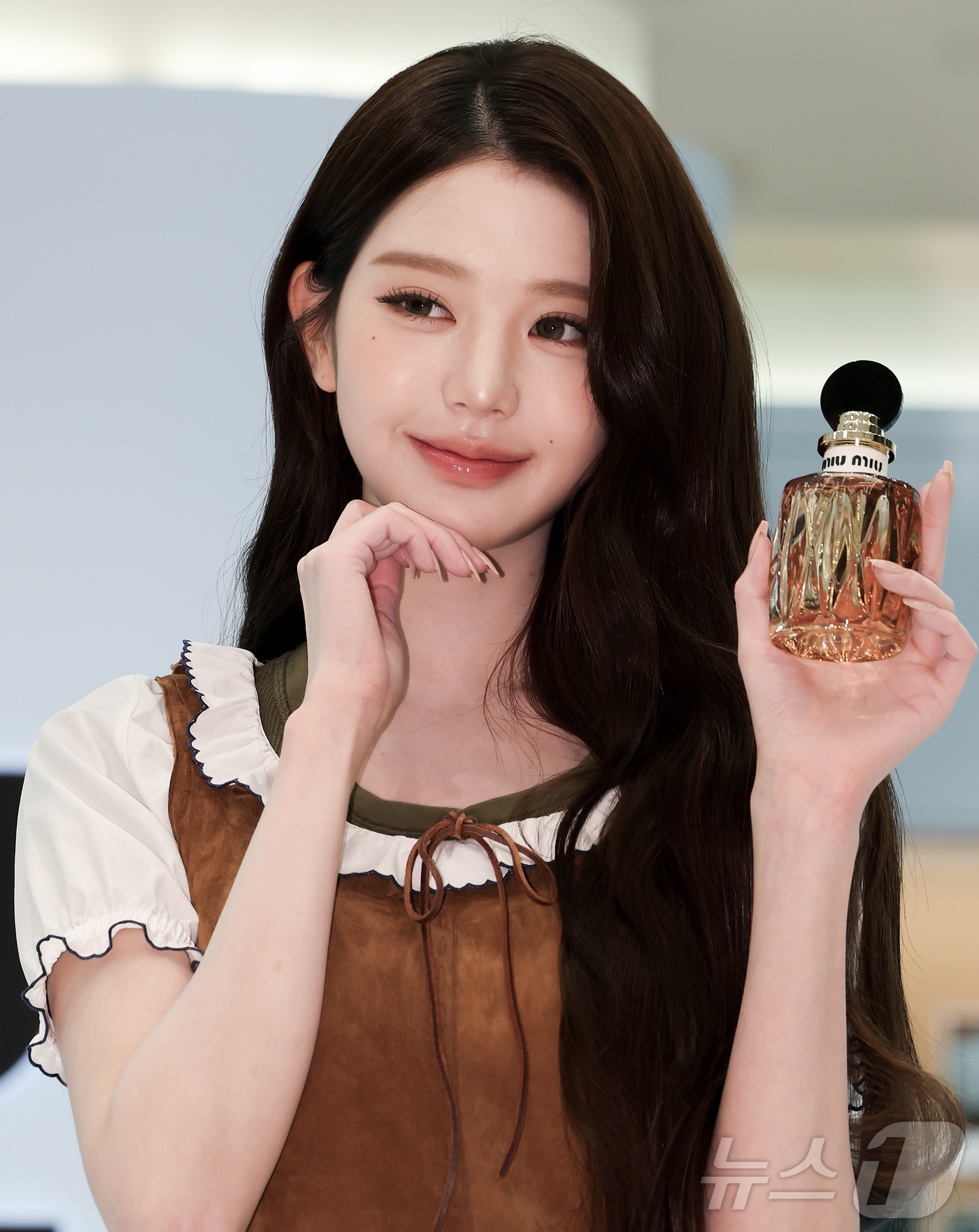 (서울=뉴스1) 김진환 기자 = 아이브 장원영이 6일 오전 서울 영등포구 여의도 더현대 서울에서 열린 미우미우 뷰티 팝업스토어 오픈 행사에 참석해 포즈를 취하고 있다. 2026.4 …