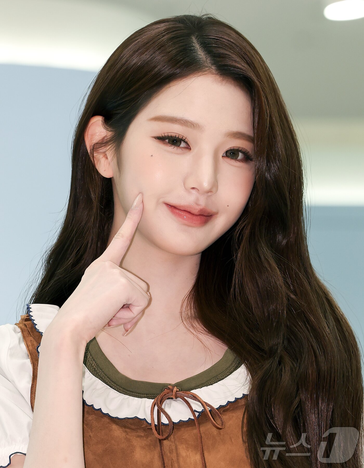 아이브 장원영, 심쿵 볼 콕!