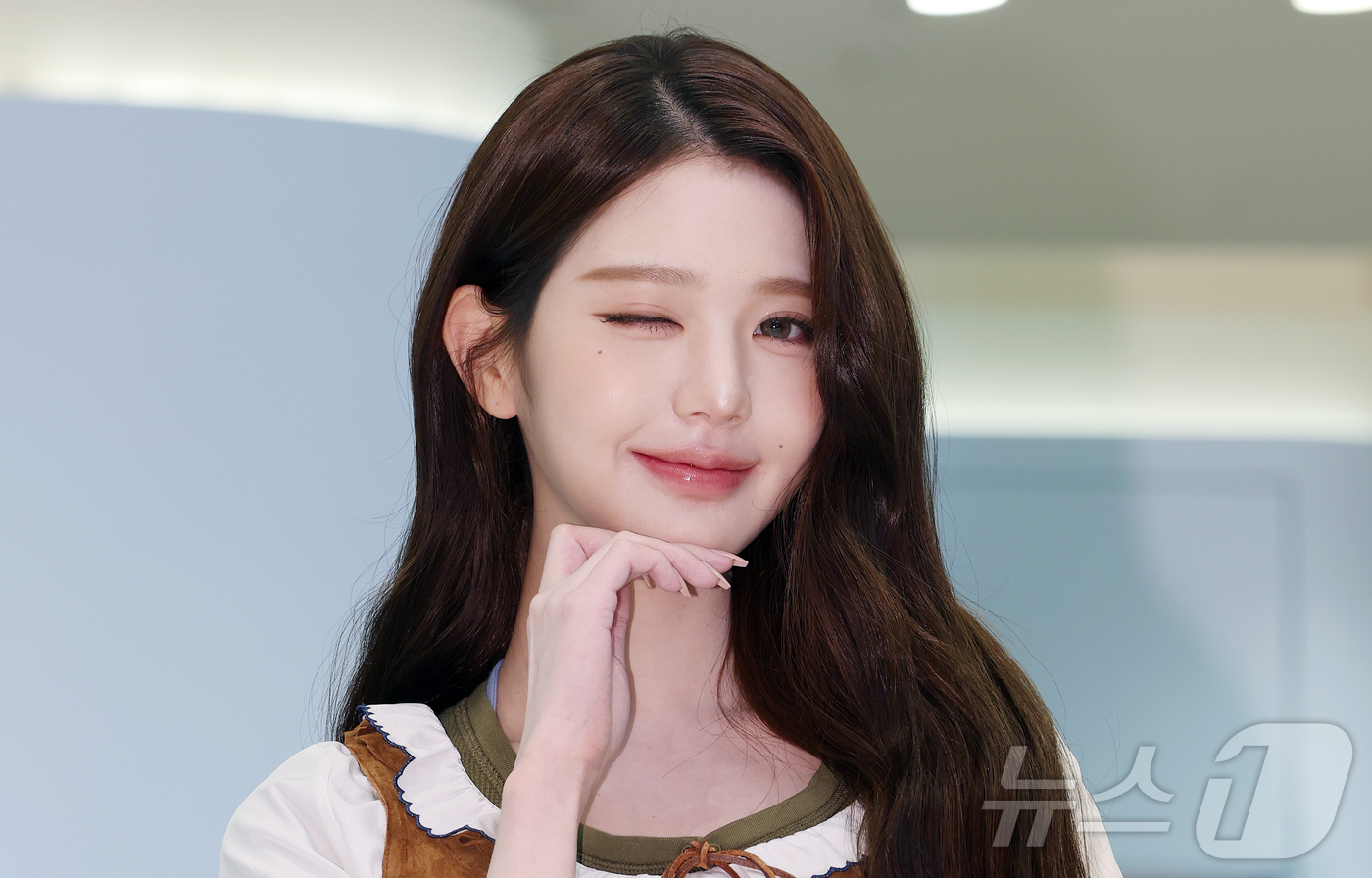(서울=뉴스1) 김진환 기자 = 아이브 장원영이 6일 오전 서울 영등포구 여의도 더현대 서울에서 열린 미우미우 뷰티 팝업스토어 오픈 행사에 참석해 포즈를 취하고 있다. 2026.4 …