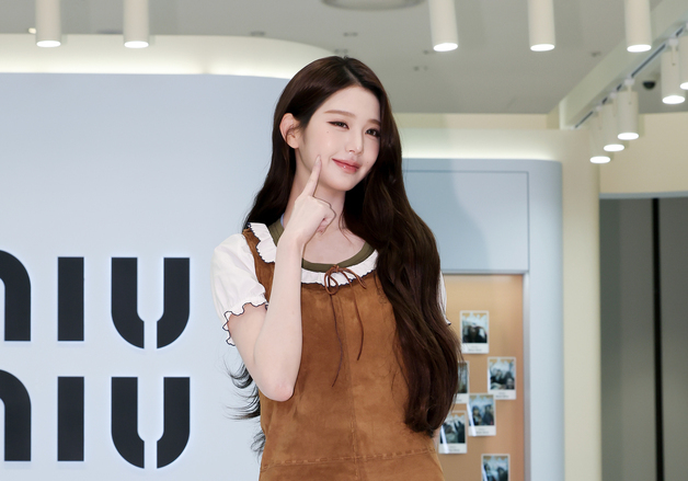 포즈 취하는 아이브 장원영