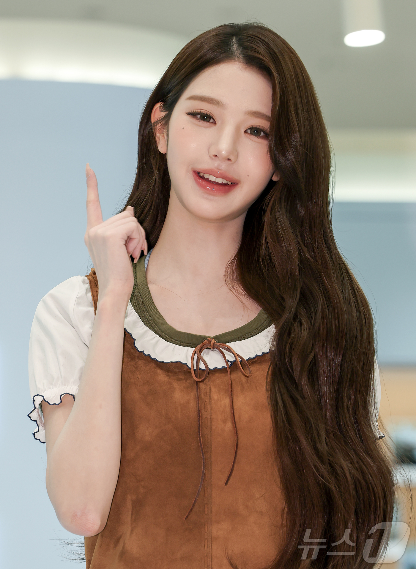 (서울=뉴스1) 김진환 기자 = 아이브 장원영이 6일 오전 서울 영등포구 여의도 더현대 서울에서 열린 미우미우 뷰티 팝업스토어 오픈 행사에 참석해 포즈를 취하고 있다. 2026.4 …