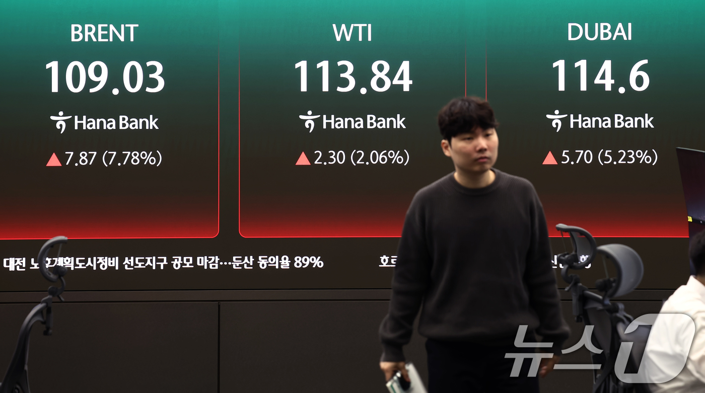 (서울=뉴스1) 김민지 기자 = 중동 긴장 고조 속에 국제유가가 오름세를 보인 6일 오전 서울 중구 하나은행 딜링룸 전광판에 서부텍사스원유(WTI), 브렌트유, 두바이유 선물 가격 …