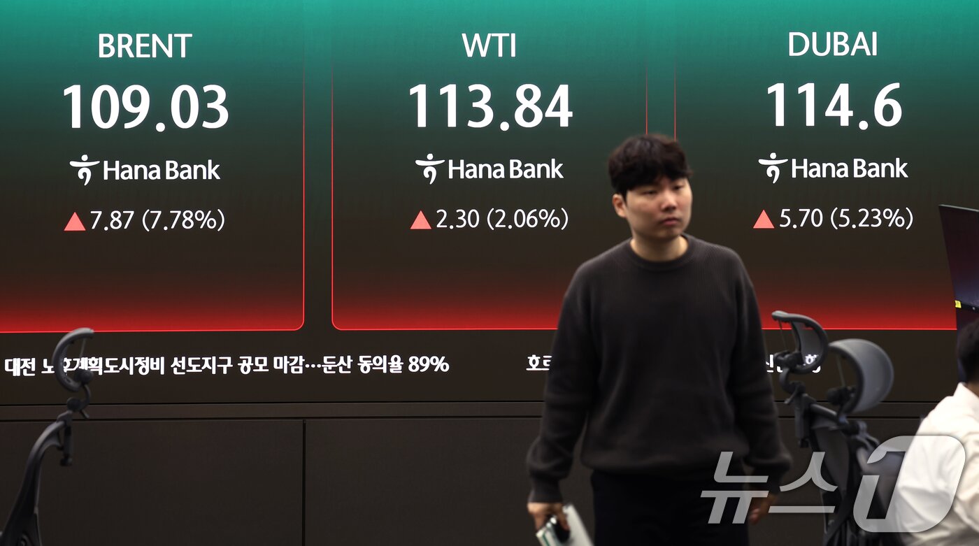 본문 이미지 - 중동 긴장 고조 속에 국제유가가 오름세를 보인 6일 오전 서울 중구 하나은행 딜링룸 전광판에 서부텍사스원유(WTI), 브렌트유, 두바이유 선물 가격이 나오고 있다. 2026.4.6 ⓒ 뉴스1 김민지 기자