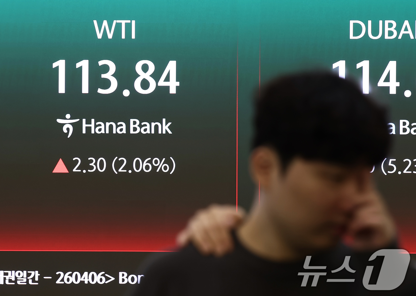 (서울=뉴스1) 김민지 기자 = 중동 긴장 고조 속에 국제유가가 오름세를 보인 6일 오전 서울 중구 하나은행 딜링룸 전광판에 서부텍사스원유(WTI), 브렌트유, 두바이유 선물 가격 …