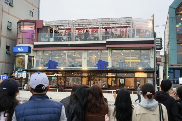 장범준, 광안리 '삼진포차'서 세 번째 깜짝 버스킹 성료