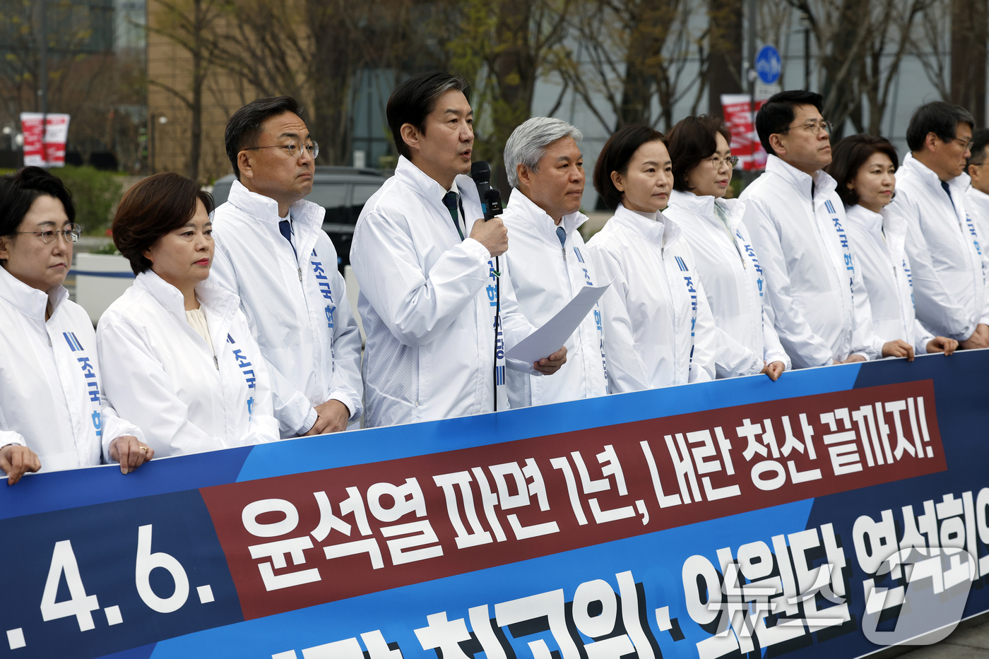 (서울=뉴스1) 박정호 기자 = 조국 조국혁신당 대표가 6일 오전 서울 광화문 광장에서 열린 조국혁신당 현장 최고위·의원단 연석회의에서 모두 발언을 하고 있다. 2026.4.6/뉴 …