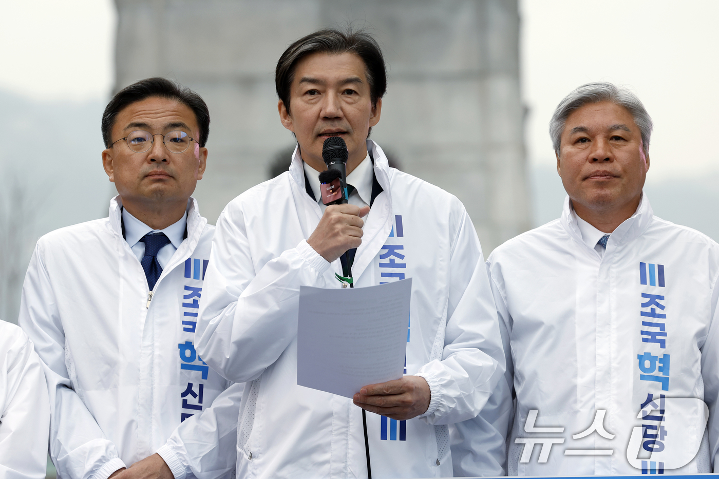 (서울=뉴스1) 박정호 기자 = 조국 조국혁신당 대표가 6일 오전 서울 광화문 광장에서 열린 조국혁신당 현장 최고위·의원단 연석회의에서 모두 발언을 하고 있다. 2026.4.6/뉴 …