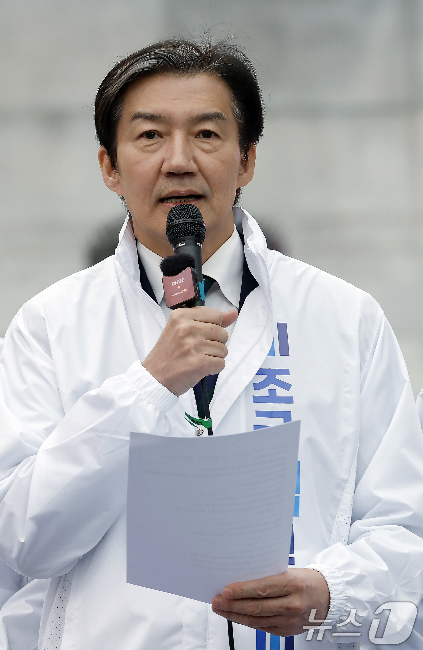 (서울=뉴스1) 박정호 기자 = 조국 조국혁신당 대표가 6일 오전 서울 광화문 광장에서 열린 조국혁신당 현장 최고위·의원단 연석회의에서 모두 발언을 하고 있다. 2026.4.6/뉴 …