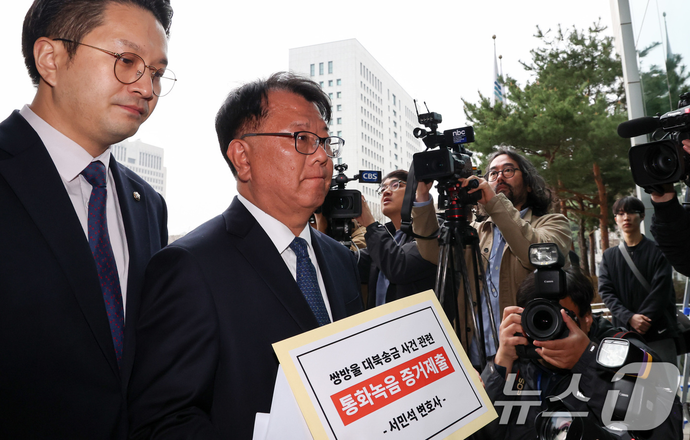 (서울=뉴스1) 최지환 기자 = 서민석 전 이화영 경기도 평화부지사 변호인이 6일 오전 서울 서초구 서울고등검찰청에 쌍방울 대북송금 사건 관련 박상용 검사와의 통화녹음 증거 제출을 …